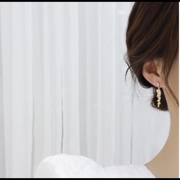 18-k Gold Plated Leaf Earring - Picture 4 of 5